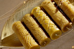 Signs of the naturalness of beeswax