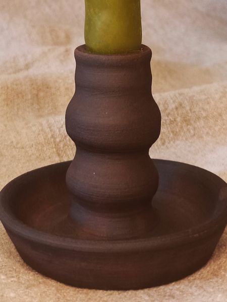 Dark brown ceramic candle holder (HxW: 72x79 mm)